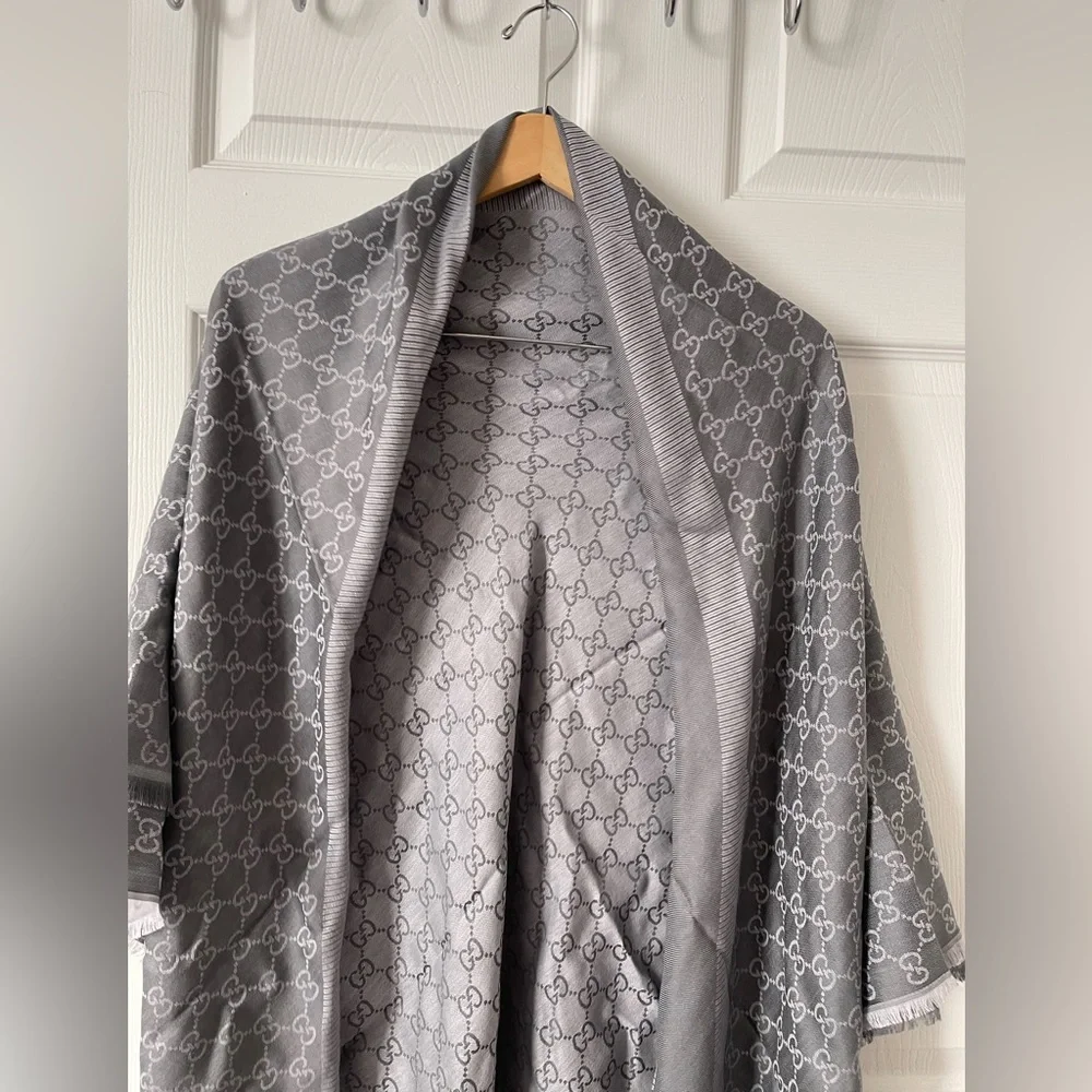 ⭐️ NWT Women’s Gucci Pearl Medium Grey GG Monogram Shawl ⭐️ - Picture 1 of 7